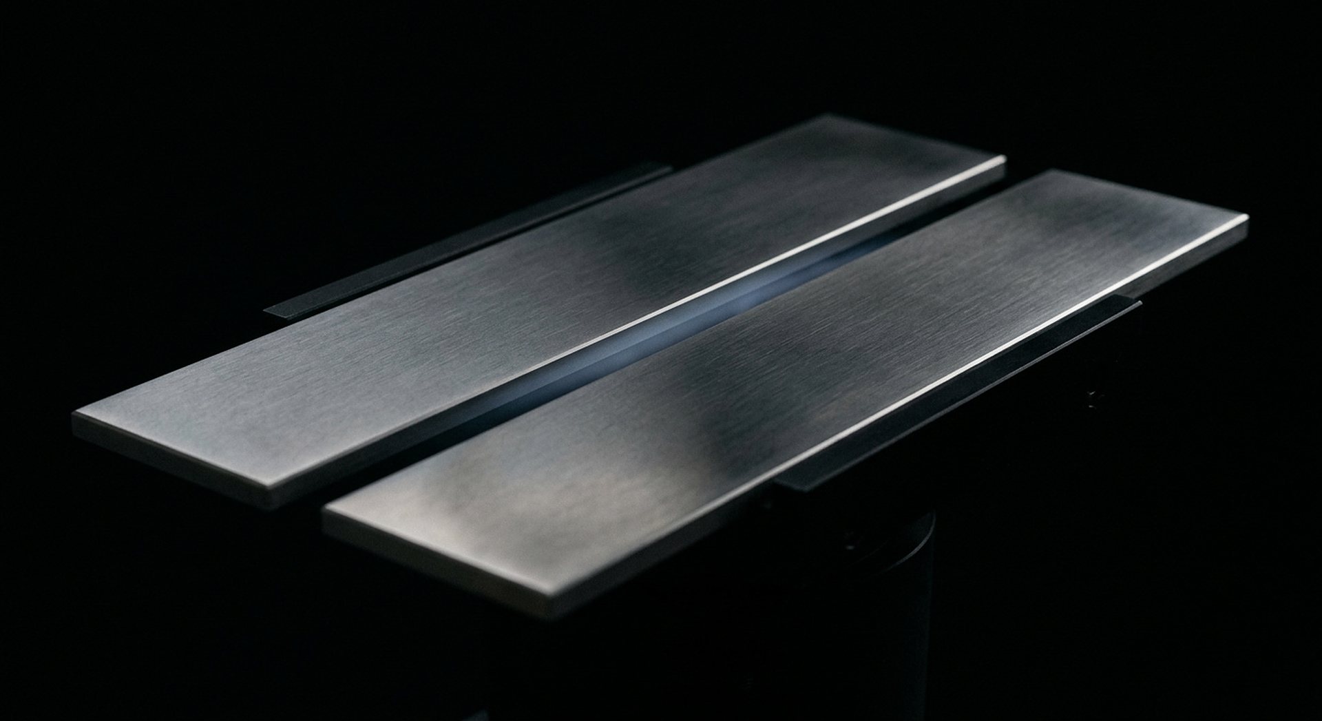 Deux plaques rapprochées dans le vide avec un halo lumineux ténu entre elles, rendu sobre