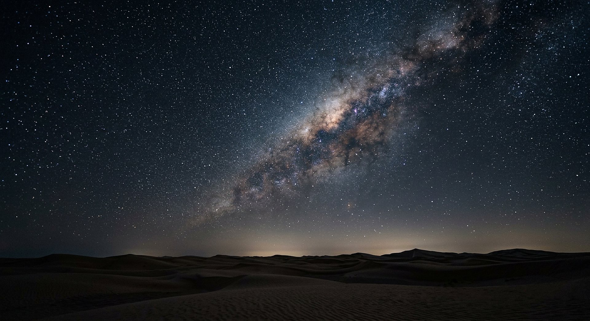 Ciel nocturne très étoilé au-dessus d'un désert, Voie lactée, aucun objet céleste géométrique